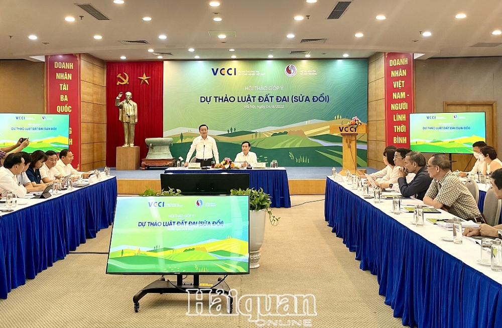 Bộ trưởng Bộ Tài nguyên và Môi trường phát biểu tại hội thảo. Ảnh: H.Dịu