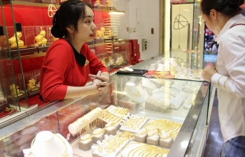 Căng thẳng leo thang, giá vàng tiếp tục tăng sốc