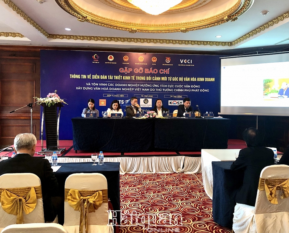 Ban tổ chức chương trình chia sẻ tại buổi họp báo. Ảnh: H>Dịu