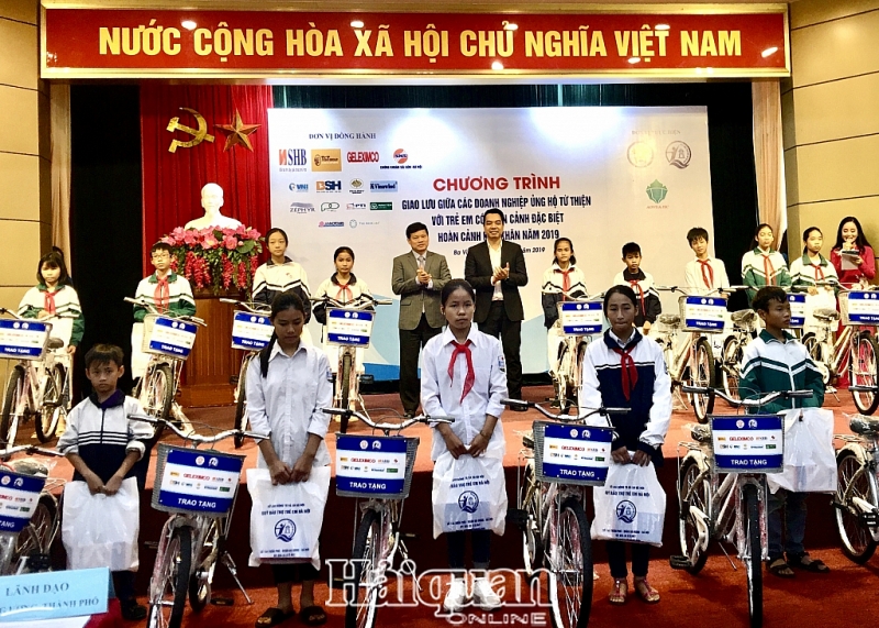 15 doanh nghiep thu do chung tay giup do tre em kho khan