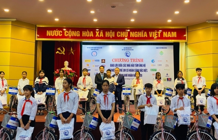 Hà Nội trao 321 suất quà cho trẻ em nghèo vượt khó