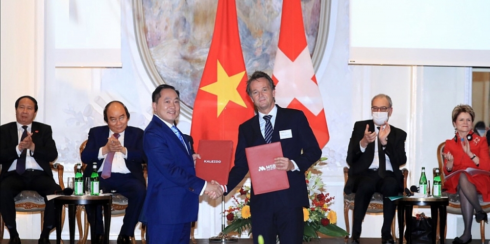 ng Trần Anh Tuấn – Chủ tịch Hội đồng quản trị MSB, ông Urs E. Hottiger – Chủ tịch Hội đồng quản trị Kaleido ký kết thỏa thuận hợp tác.