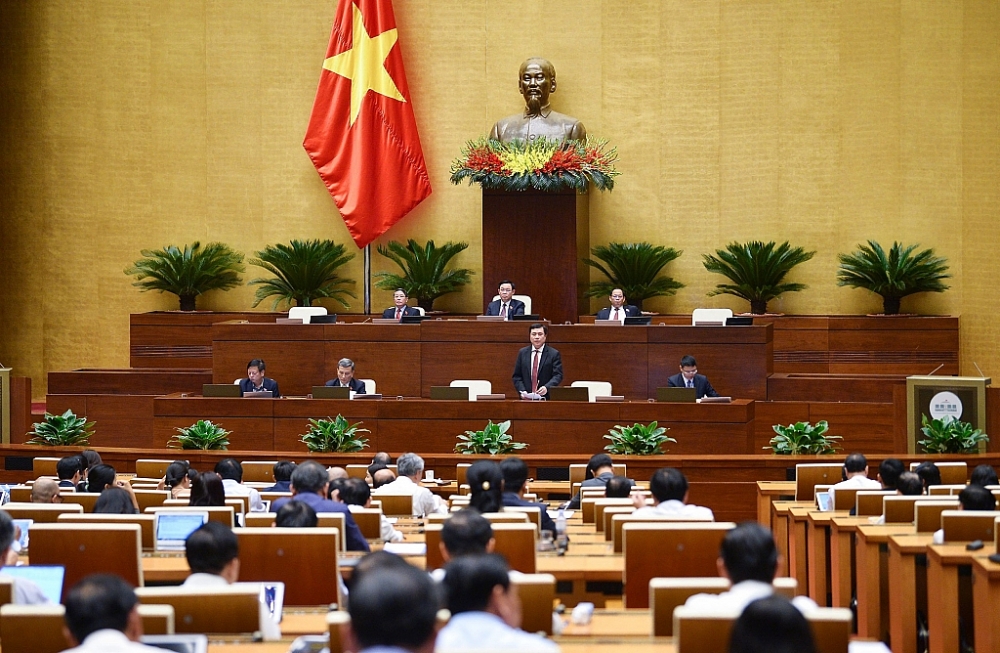 Thứ trưởng Bộ Công Thương Nguyễn Sinh Nhật Tân giải trình trước Quốc hội. Ảnh: Quochoi.vn