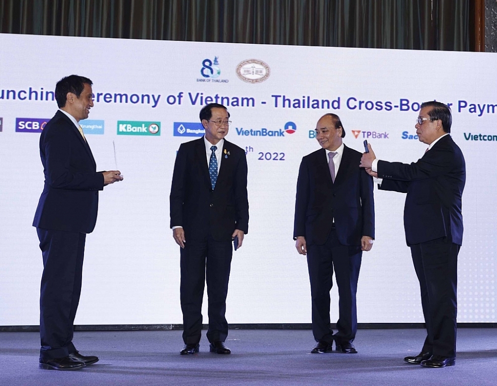 dưới sự chứng kiến của Chủ tịch nước Nguyễn Xuân Phúc và Bộ trưởng Tài chính Thái Lan Arkhom Termpittayapaisith, Phó Thống đốc Ngân hàng Nhà nước N¬¬¬¬guyễn Kim Anh cùng Phó Thống đốc Ngân hàng Trung ương Thái Lan Ronadol Numnonda trải nghiệm thanh toán q