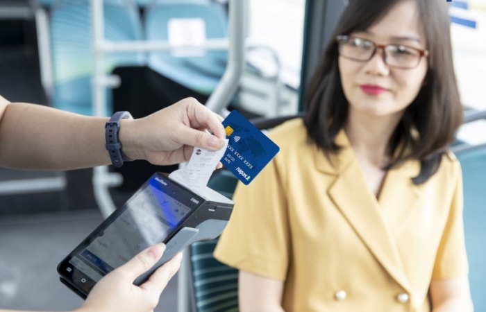 Triển khai dịch vụ thanh toán không tiếp xúc trên buýt điện bằng thẻ NAPAS