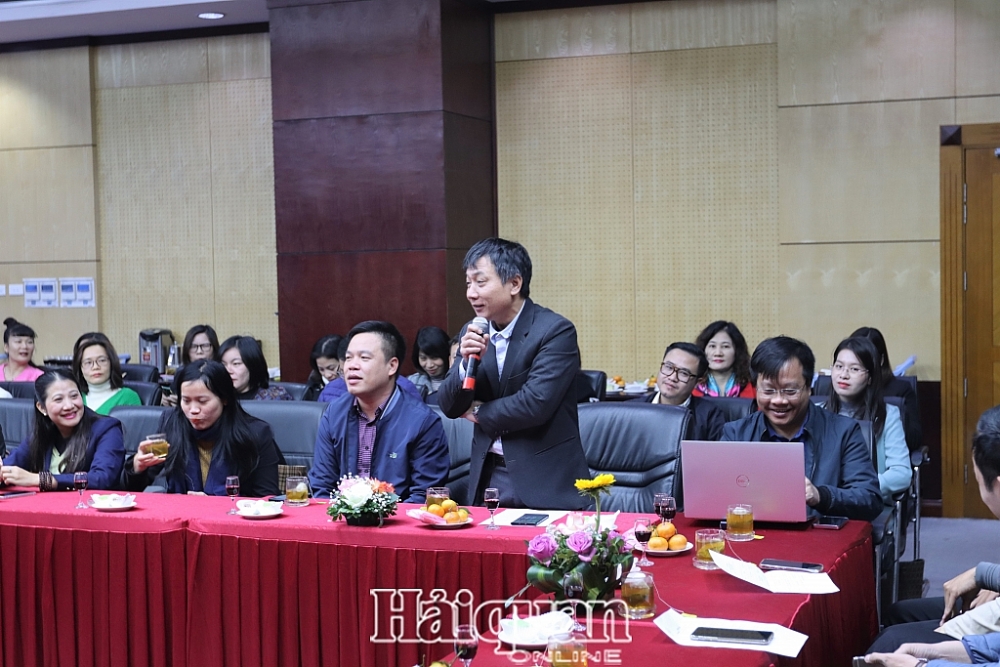 Phóng viên Mạnh Bôn, Báo Đầu tư đánh giá cáo nỗ lực iếp cận các thông tin về lĩnh vực hải quan một cách chính thống, kịp thời, phong phú, đa dạng. Ảnh: H.Dịu