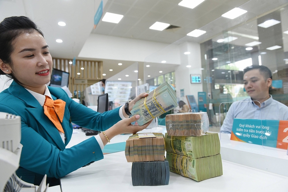 Nhiều ngân hàng đã công bố giảm lãi suất huy động tới 1 điểm %.  Nhiều ngân hàng đã công bố giảm lãi suất huy động tới 1 điểm %.