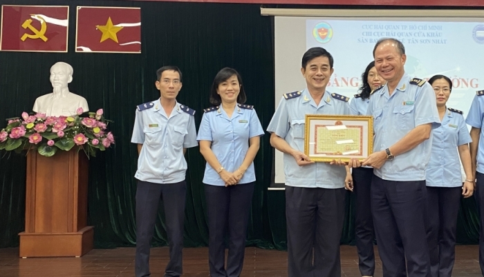 Hải quan cửa khẩu quốc tế Tân Sơn Nhất hoàn thành xuất sắc nhiệm vụ