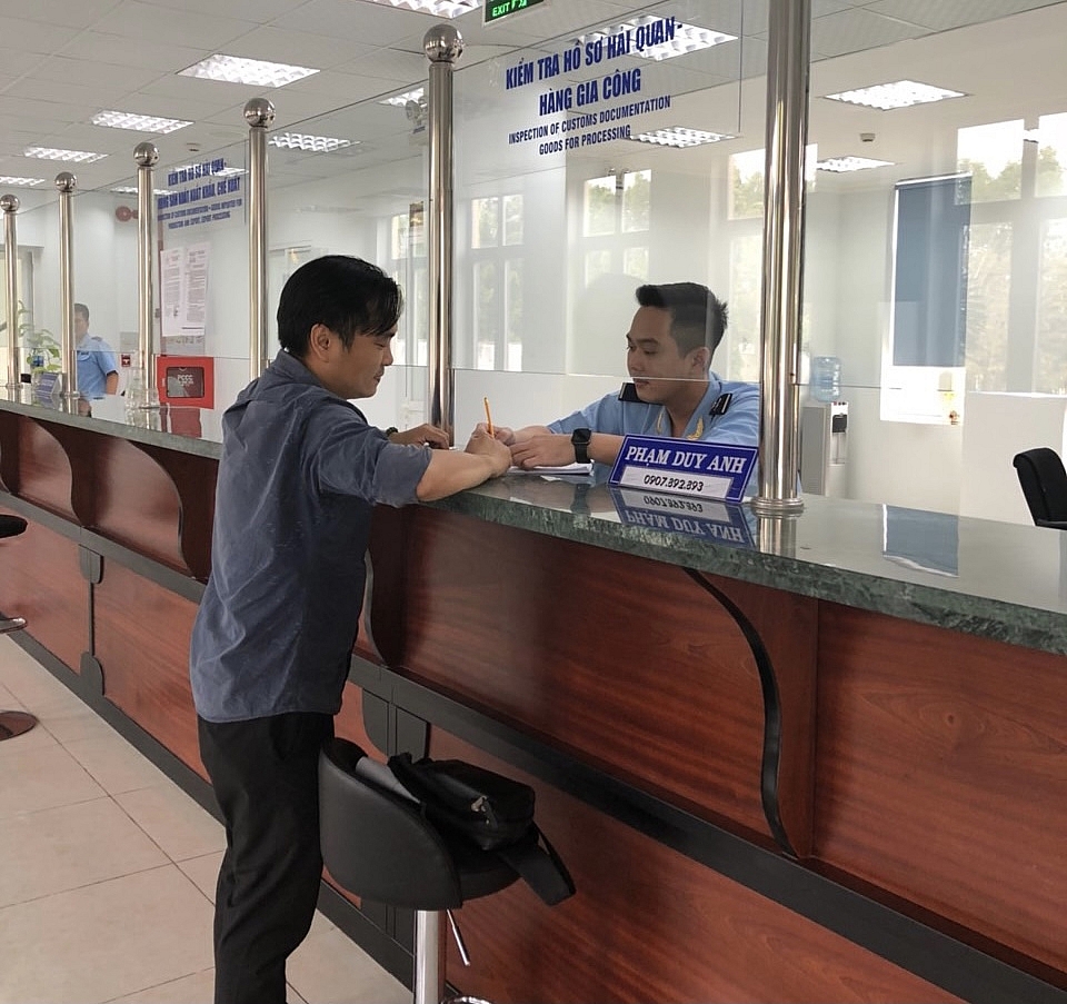 Công chức Chi cục Hải quan KCN Mỹ Phước làm thủ tục cho doanh nghiệp. Ảnh Thuỳ Linh
