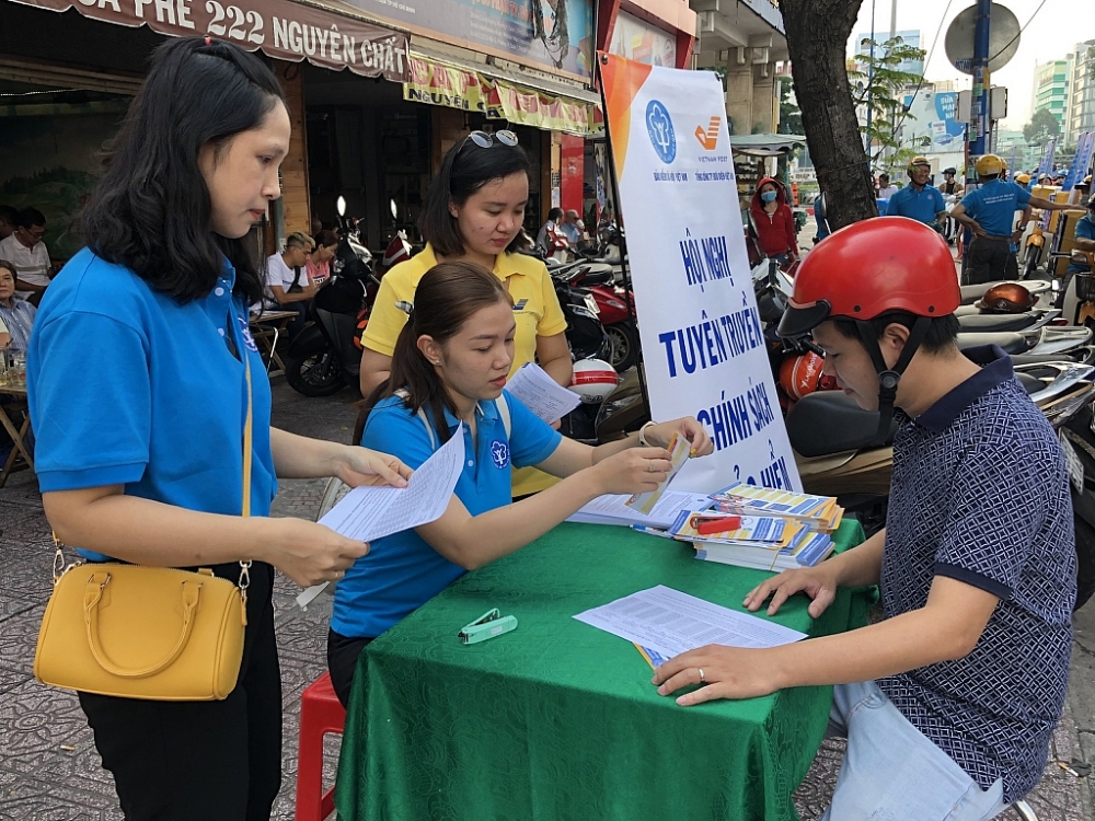 Người dân TPHCM tìm hiểu về bảo hiểm xã hội tự nguyện. 