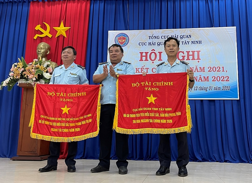 Đại diện Cục Hải quan Tây Ninh, Chi cục Hải quan cửa khẩu Mộc Bài nhận Cờ Thi đua của Bộ Tài chính về thành tích xuất sắc trong năm 2020 tại hội nghị tổng kết ngày 12/1. Ảnh Anh Vũ