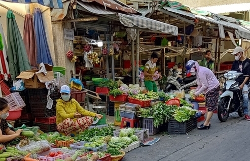 Mùng 2 Tết: Siêu thị, chợ mở cửa bán lại, giá cả ổn định