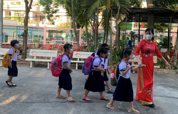 Học sinh mầm non, tiểu học và lớp 6 TPHCM phấn khởi trở lại trường