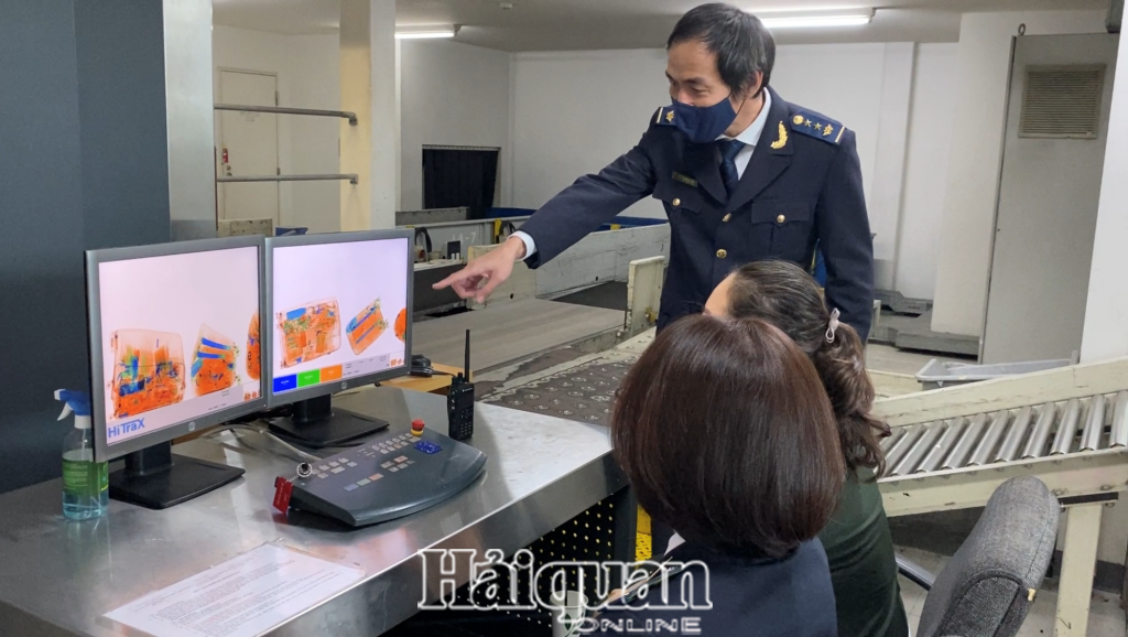 Hải quan sân bay Tân Sơn Nhất làm thủ tục cho hàng nghìn khách nhập cảnh mỗi ngày