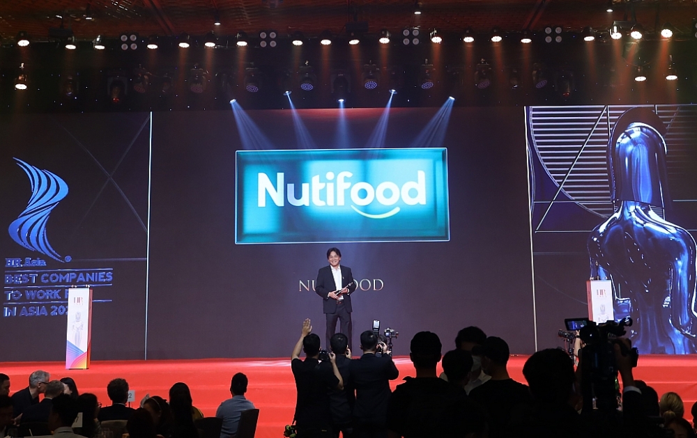 Ông Trần Bảo Minh - Phó chủ tịch hội đồng quản trị Nutifood nhận giải “Nơi làm việc tốt nhất châu Á 2021”. 