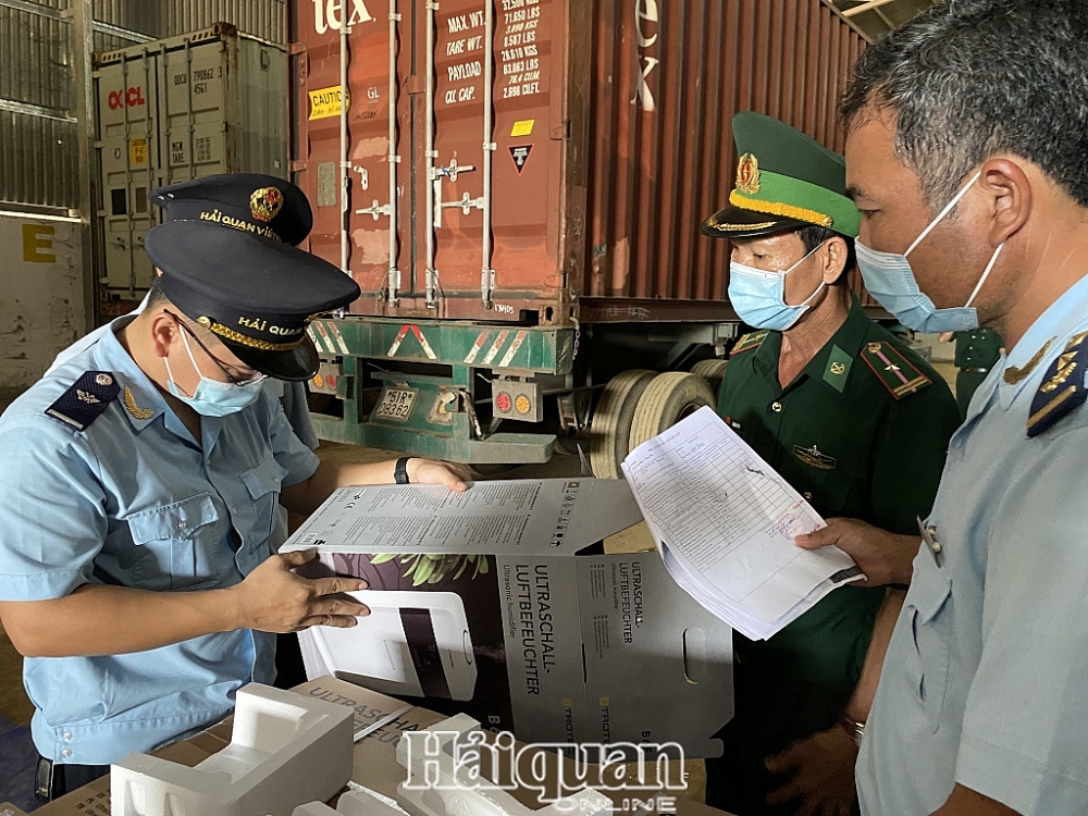 Cán bộ công chức Chi cục Hải quan Xa Mát, Cục Hải quan Tây Ninh kiểm tra xuất xứ hàng hóa XNK. Ảnh T.D