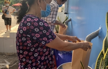 Người dân nghèo Sài Gòn ấm lòng cùng cây “ATM gạo”