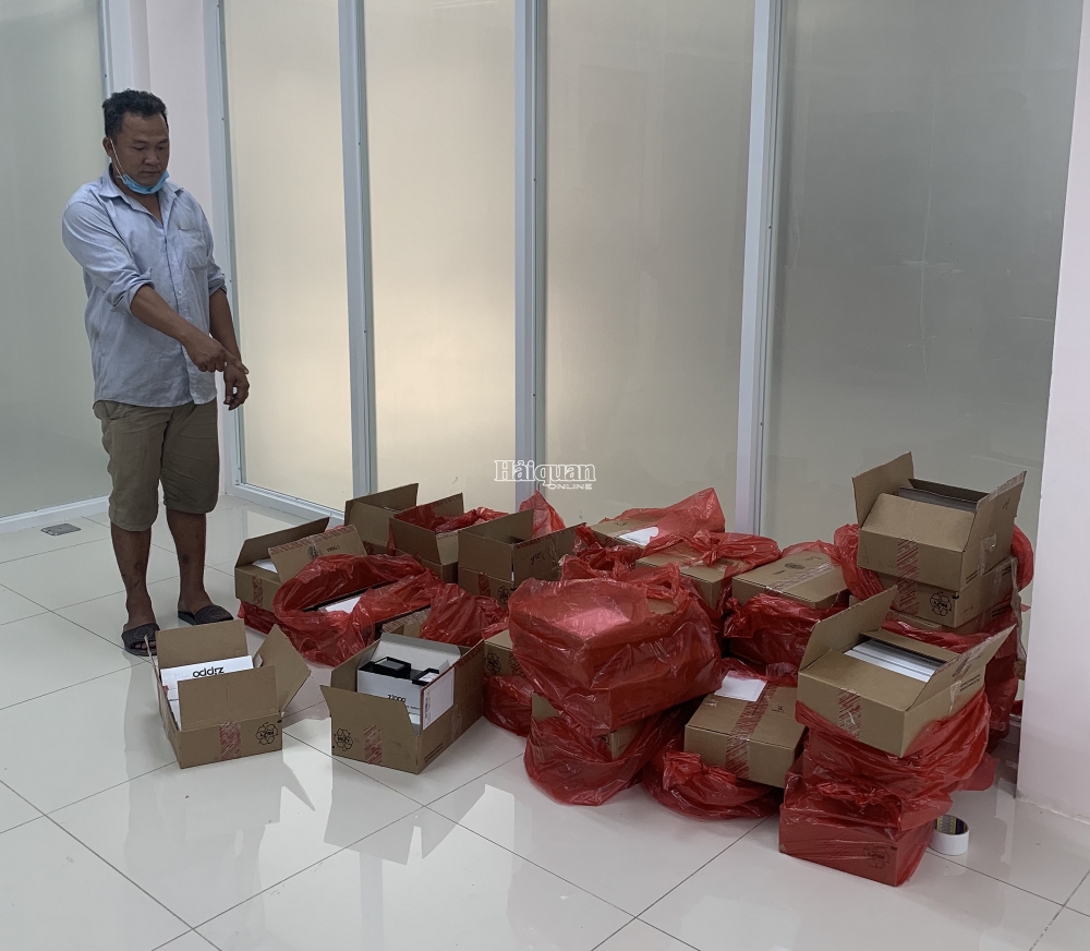 Đối tượng và tang vật hơn 2.000 chiếc bật lửa 
