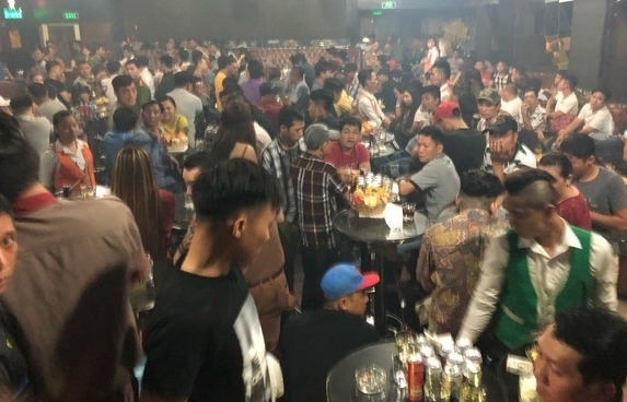 TPHCM đóng cửa karaoke, quán bar và vũ trường từ 18g hôm nay