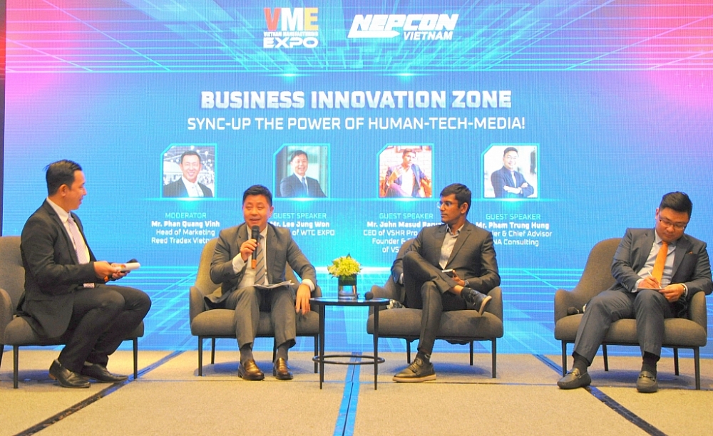Các diễn giả chia sẻ tại Tọa đàm Cộng đồng sáng kiến doanh nghiệp năm 2022. Ảnh: T.D