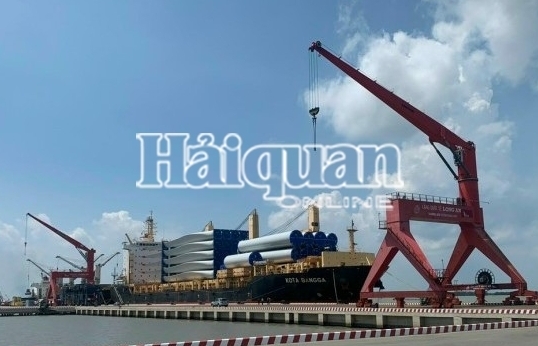 Tàu chở thiết bị điện gió siêu trường, siêu trọng cập Cảng quốc tế Long An