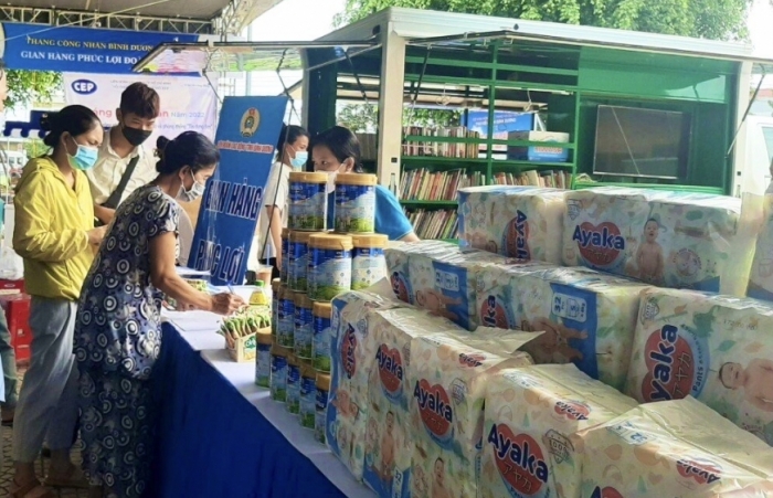 Công nhân khó khăn Bình Dương nhận quà tặng trị giá 2,2 tỷ đồng từ Nutifood