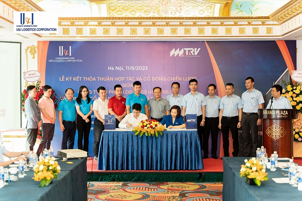 Đại diện lãnh đạo U&I Logistics Corporation và TRV ký thỏa thuận hợp tác chiến lược. Ảnh: M.H