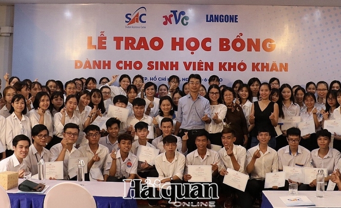 Trao 126 suất học bổng cho học sinh, sinh viên vượt khó học giỏi