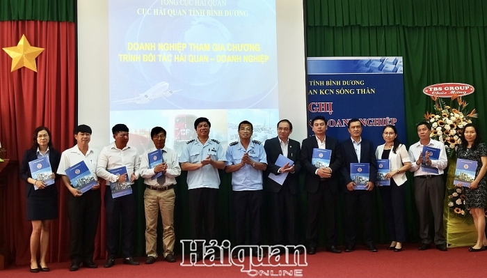 Hải quan khu công nghiệp Sóng Thần ký kết đối tác với 10 doanh nghiệp tiêu biểu