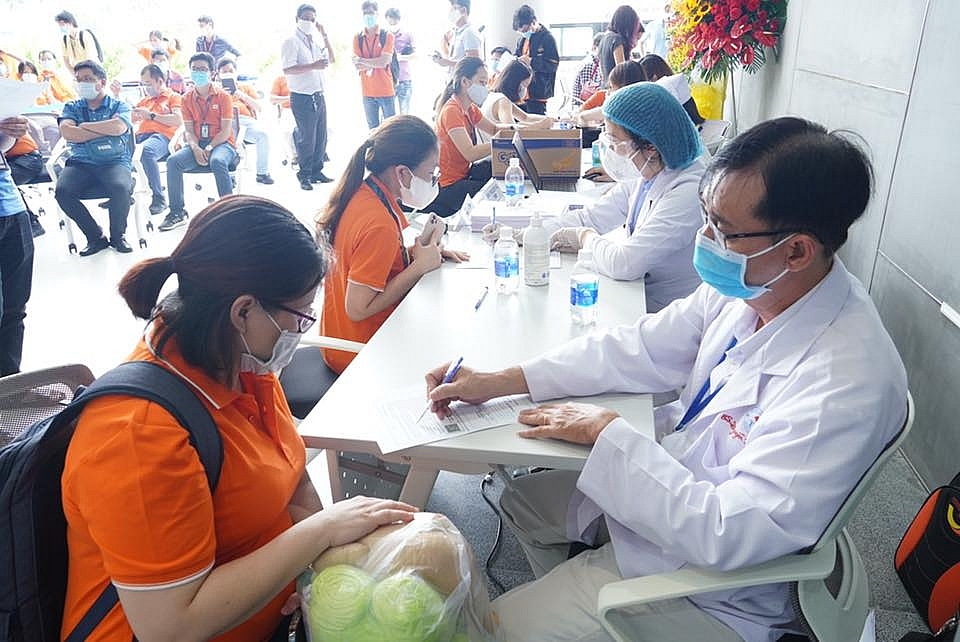 Công nhân khu công nghệ cao TPHCM tham gia tiêm chủng vắc xin Covid-19 ngày 19/6/2021.