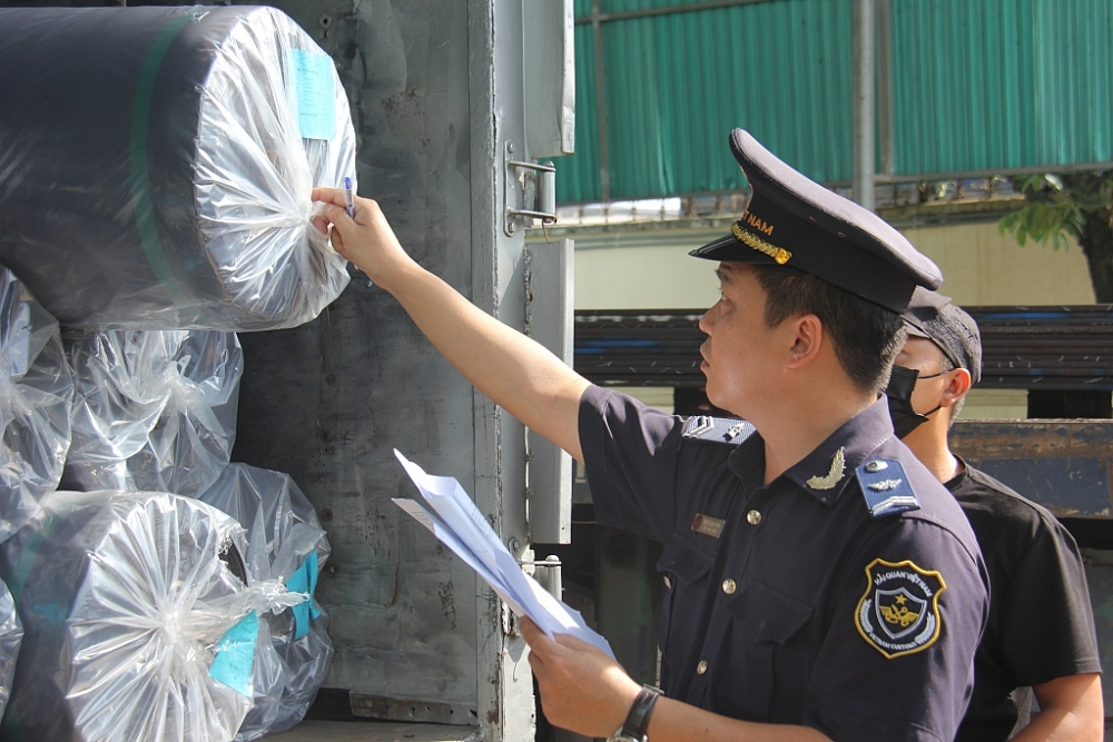 Công chức Hải quan Mộc Bài thực hiện giám sát hàng hóa quá cảnh. Ảnh:  T.D