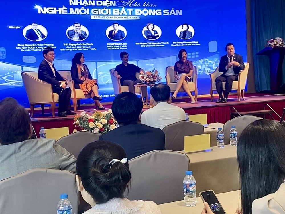 Các diễn giả chia sẻ về nghề bất động sản.