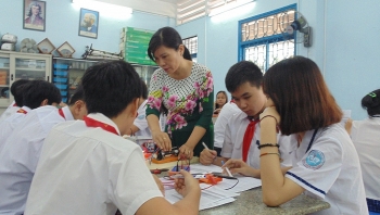 Trường học thực hiện đo thân nhiệt học sinh, giáo viên khi vào trường