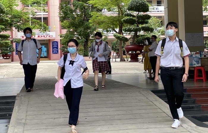 Thí sinh phấn khởi hoàn thành bài thi môn tổ hợp