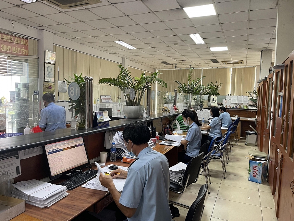 Công chức Chi cục HQ cảng Sài gòn KV1 làm việc trong những ngày TPHCM thực hiện giãn cách xã hội. Ảnh Thu Hòa