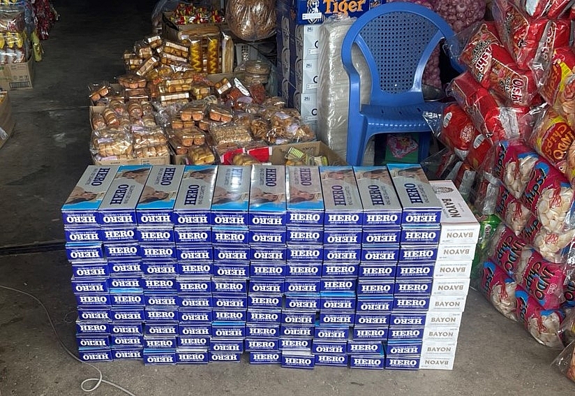 Tang vật thuốc lá lậu được bày bán tại hộ kinh doanh tạp hóa.