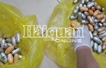 Hải quan sân bay Tân Sơn Nhất bắt đối tượng nuốt gần 1,6 kg cocain