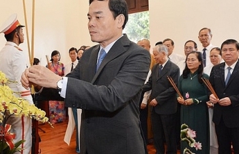 Lãnh đạo TPHCM dâng hương, dâng hoa tưởng niệm Chủ tịch Hồ Chí Minh và Chủ tịch Tôn Đức Thắng