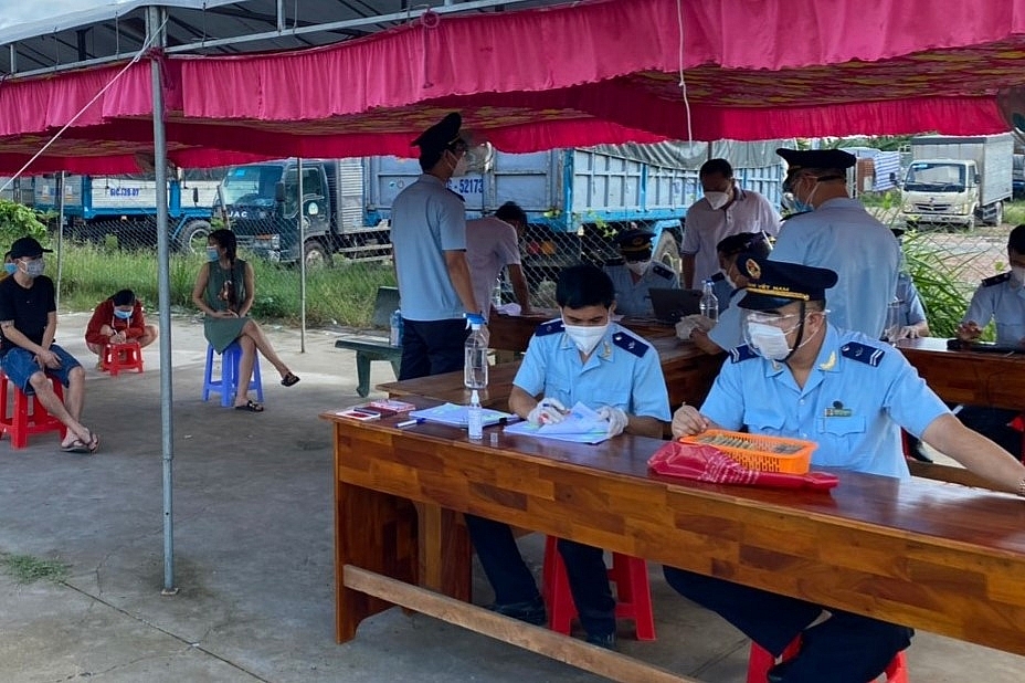 Hải quan Bình Đội xung kích Hải quan Bình Dương tham gia lấy mẫu sàng lọc Covid-19. Dương