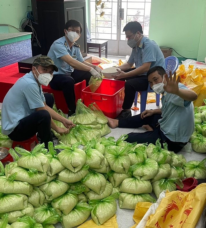 Hình ảnh CBCC Hải quan Bình Dương xung kích nơi tuyến đầu chống dịch