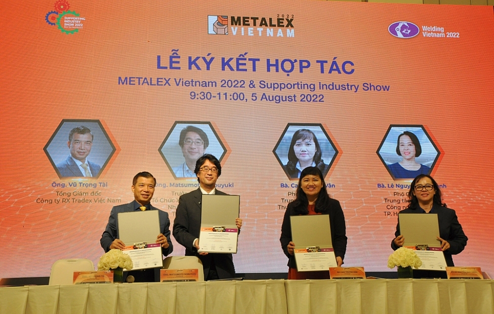 Đại diện các đơn vị ký kết hợp tác tại buổi họp báo thông tin về chuỗi triển lãm ngày 5/8/2022. Ảnh: T.D