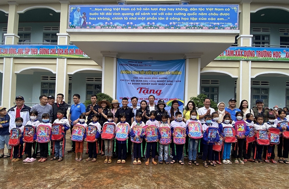Đại diện Chi cục Hải quan KCN Sóng Thần, Cục Hải quan Bình Dương và các mạnh thường quân trao quà cho các học sinh trường Tiểu học và THCS Nguyễn Du, 