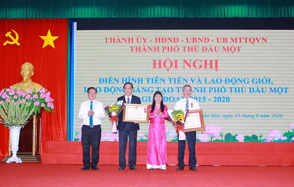 1721 hinh pho chu tich hdqt nutifood le nguyen hoa nhan huan chuong ld hang 3
