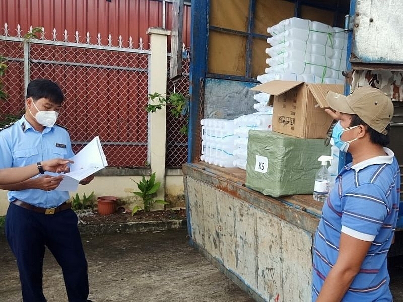 Lực lượng chức năng kiểm tra phương tiện chở hàng vi phạm pháp luật. Ảnh Duy Tuấn