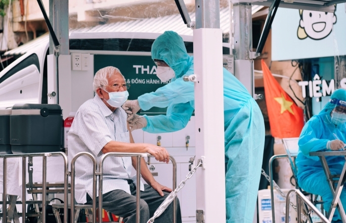 TPHCM: Dịch Covid-19 tăng, người dân không nên chủ quan dù tiêm đủ 2 mũi vắc xin