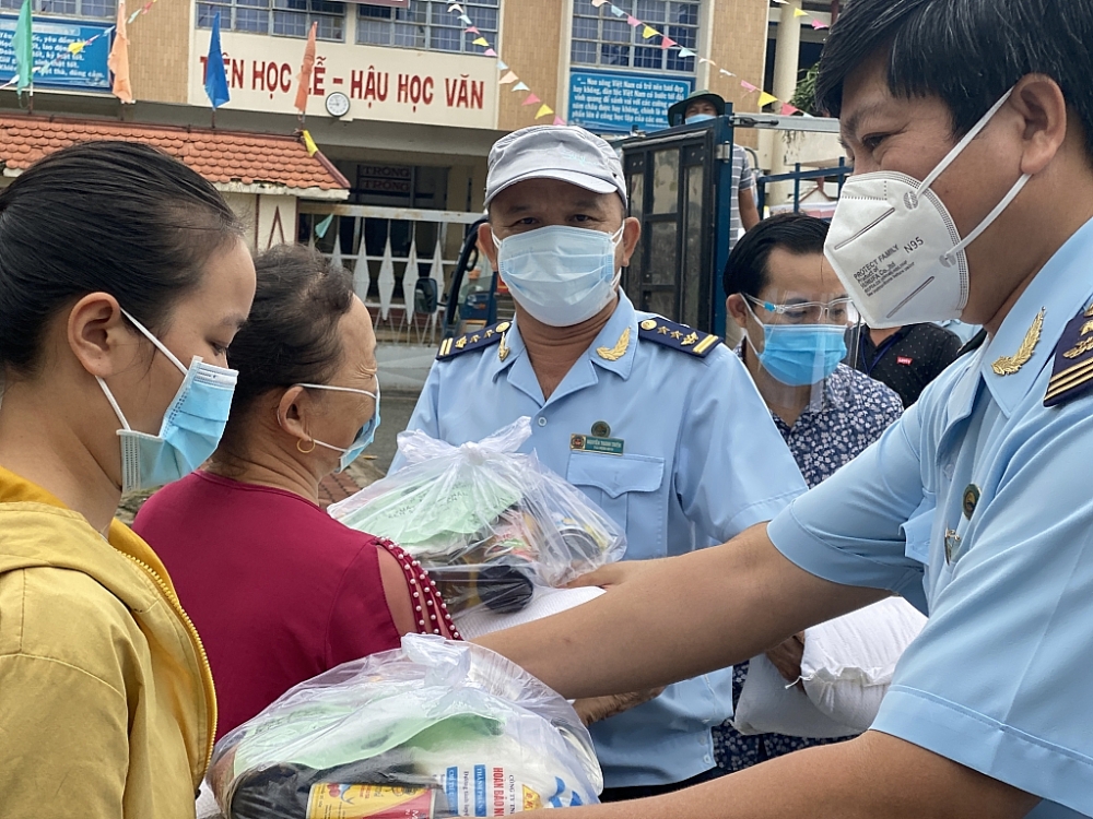 Người dân vui mừng đón nhận các phần quà. 