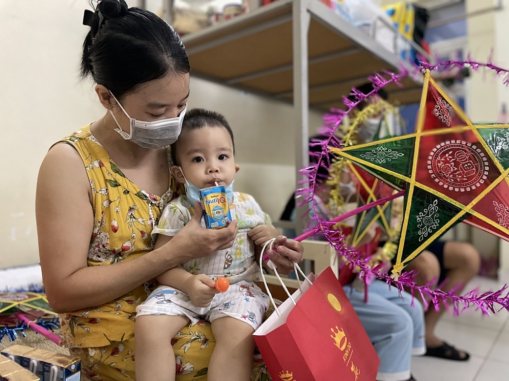 Quà tặng Trung thu của Nutifood được trao đến các bé thiếu nhi.