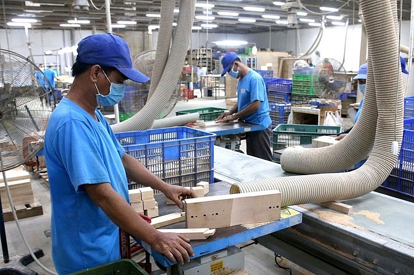 Doanh nghiệp tăng tốc sản xuất nhưng phải đảm bảo an toàn phòng, chống dịch. Ảnh Ngọc Hiển