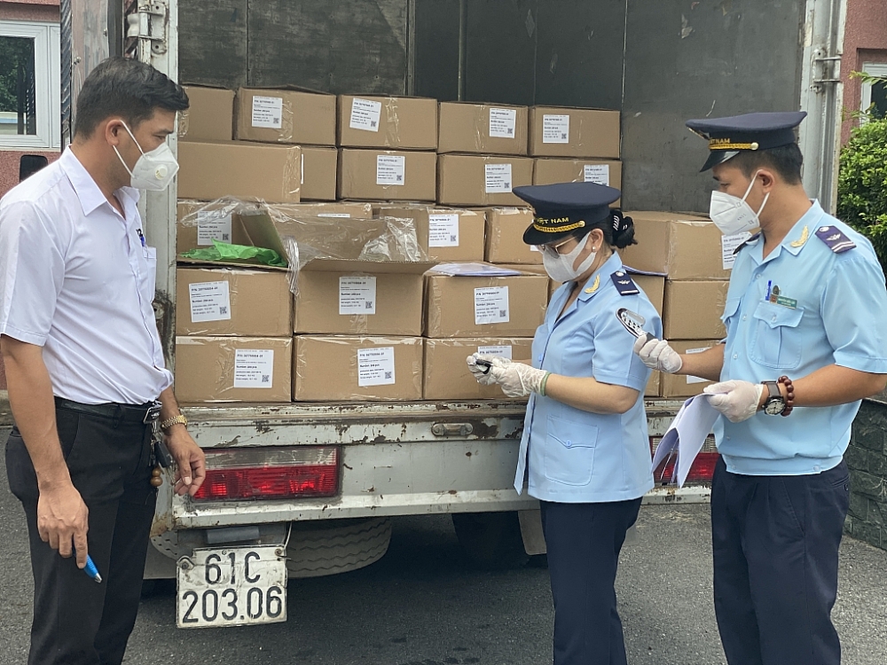 Công chức Hải quan KCN Mỹ Phước (Cục Hải quan Bình Dương) kiểm tra thực tế hàng hóa XNK. Ảnh T.D