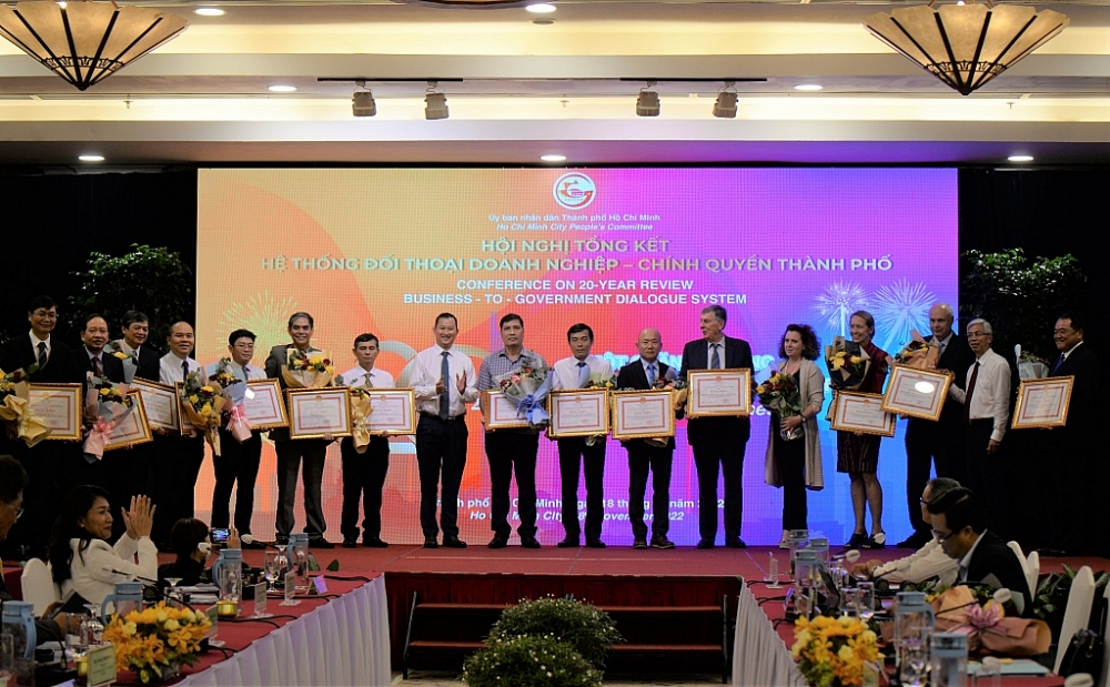Đại diện Cục Hải quan TPHCM cùng đại diện các tập thể nhận Bằng khen của UBND TPHCM 